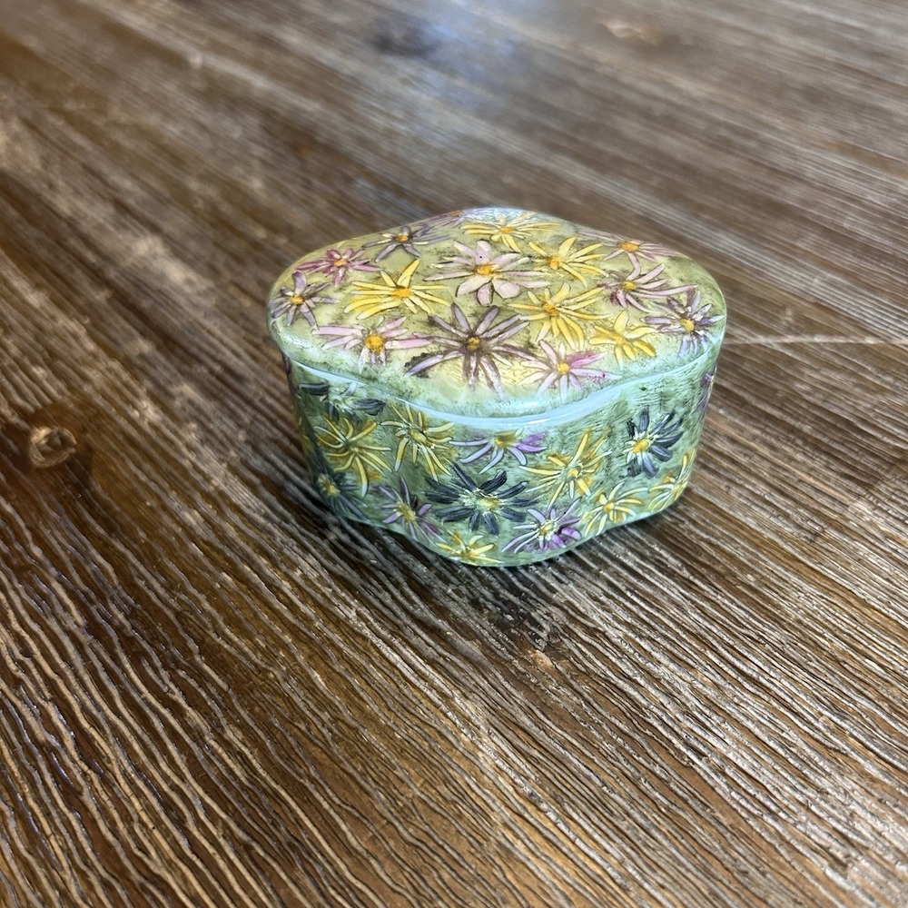 Vintage‎ studio pottery or studio porcelain trinket box Floral Daisy